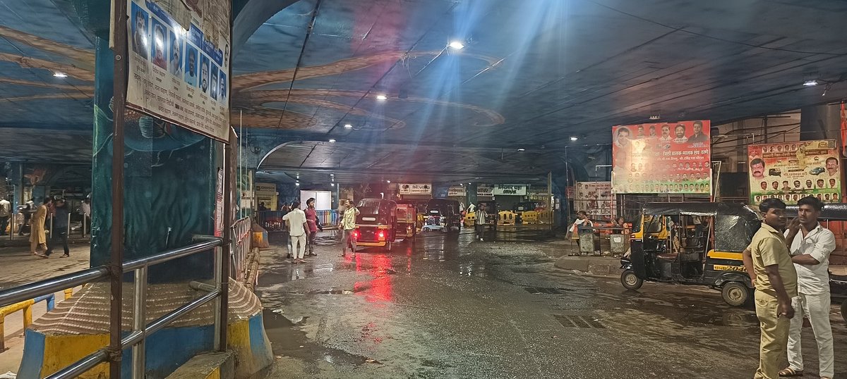 The people are waiting in line for auto outside thane stn and those standing there want double fare, rejecting Balkum,Vartak nagar,Majiwada commuters 
Please look into this as you see the faces of Thanekars waiting to go home at 12am <a href="/ThaneTraffic/">thanetrafficpolice</a> <a href="/ThaneCityPolice/">ठाणे पोलीस.. Thane Police</a> <a href="/MTPHereToHelp/">Mumbai Traffic Police</a>