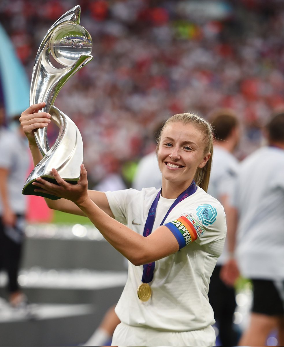 kevinbahasbola's tweet photo. Selalu tenang dalam kekacauan, terus kuat dalam gempuran, tetap kokoh dalam kerapuhan.

Si pembawa juara atas tim-tim raksasa, dari Jerman di Euro hingga kini Barcelona di Liga Champion. Underdog carrier.

Leah Williamson, big game player 🧱🏆 https://t.co/vF5kEhK5a1