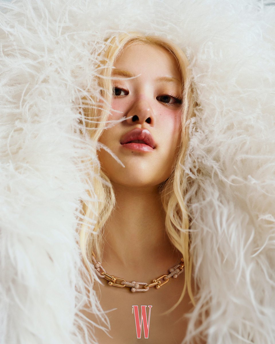TiffanyAndCo's tweet photo. House ambassador ROSÉ wears Tiffany &amp; Co. designs for W Magazine China. ROSÉ wears a necklace, bracelets and rings from the HardWear by Tiffany collection and a Lock by Tiffany bracelet with diamonds. She also wears two Sixteen Stone by Tiffany rings with diamonds. #TiffanyAndCo https://t.co/Rk5Gk2N1wu