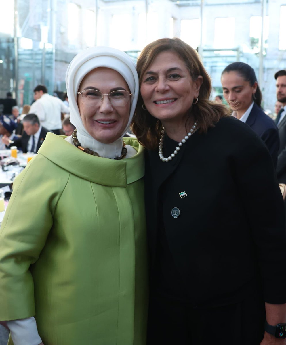 HindKabawat's tweet image. إن كسب قلوب الناس ينبع من العمل الجاد والالتزام الصادق بخدمة مجتمعنا. ونحن ممتنون للغاية للسيدة الأولى في تركيا السيدة أمينة أردوغان لتجسيدها هذه الصفات القيادية العظيمة، ولكونها قدوة حسنة لنا جميعًا. شكرًا لكِ على تفانيكِ الدؤوب لإحداث فرق في حياة الآخرين.@EmineErdogan