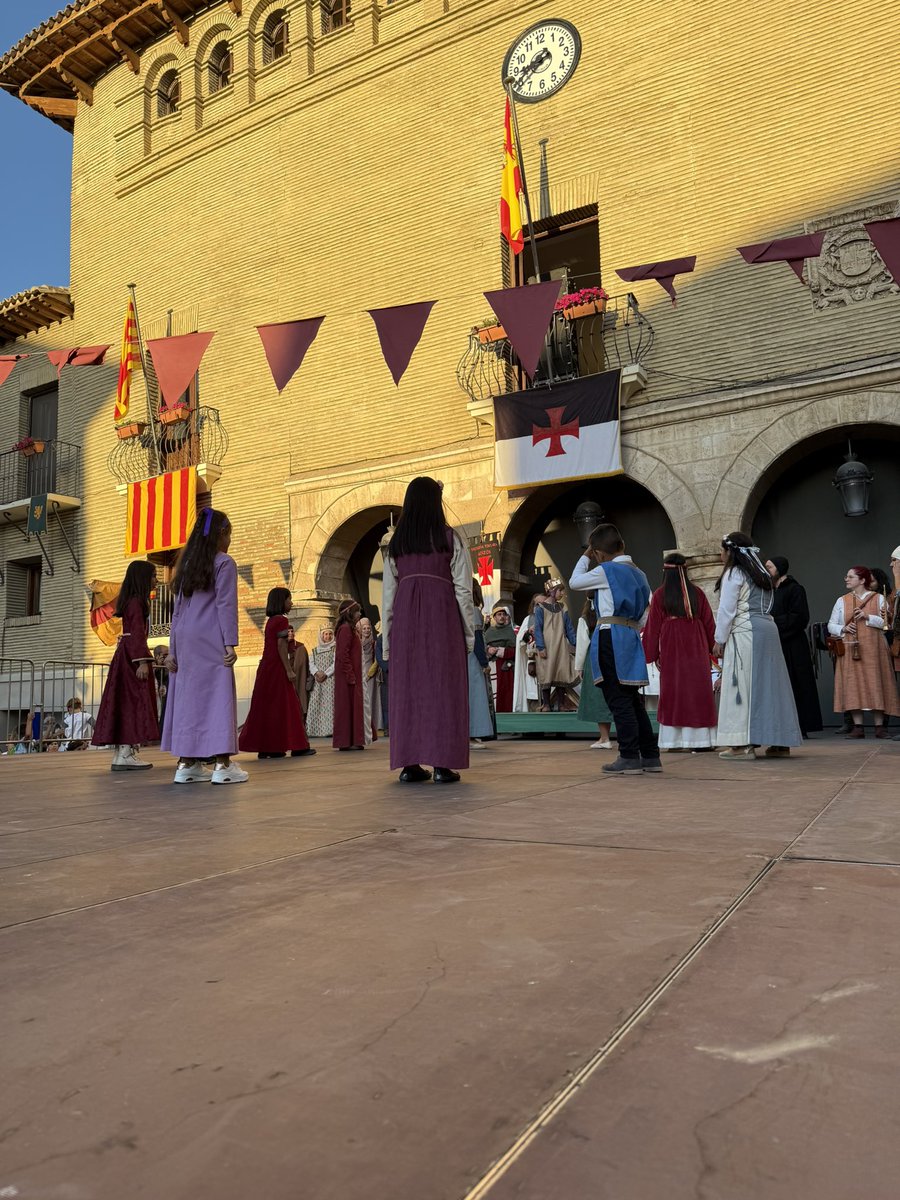 Monzón Templario (@monzontemplario) on Twitter photo ⚔️ Escena teatral: Capítulo del Temple. Recibimiento al niño rey.
El Temple abre sus puertas a Jaime I 🤴🏼
#HomenajeTemplario2025 <a href="/aragonturismo/">Turismo de Aragón</a> <a href="/AEFRH_/">Fiestas Históricas</a> #Monzón #Huesca #Aragón ⚔️ Escena teatral: Capítulo del Temple. Recibimiento al niño rey.
El Temple abre sus puertas a Jaime I 🤴🏼
#HomenajeTemplario2025 <a href="/aragonturismo/">Turismo de Aragón</a> <a href="/AEFRH_/">Fiestas Históricas</a> #Monzón #Huesca #Aragón