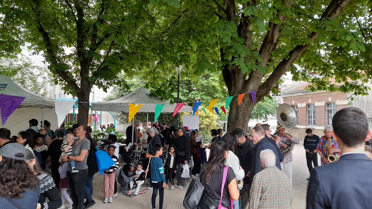 Mairie du 15 (@mairie15) on Twitter photo Plus de 600 participants à la fête de Beaugrenelle organisée par le Conseil de quartier Emeriau-Zola en présence de <a href="/Philippe_Goujon/">Philippe Goujon</a>. Multiples activités ludiques et familiales dans une belle ambiance printanière Plus de 600 participants à la fête de Beaugrenelle organisée par le Conseil de quartier Emeriau-Zola en présence de <a href="/Philippe_Goujon/">Philippe Goujon</a>. Multiples activités ludiques et familiales dans une belle ambiance printanière