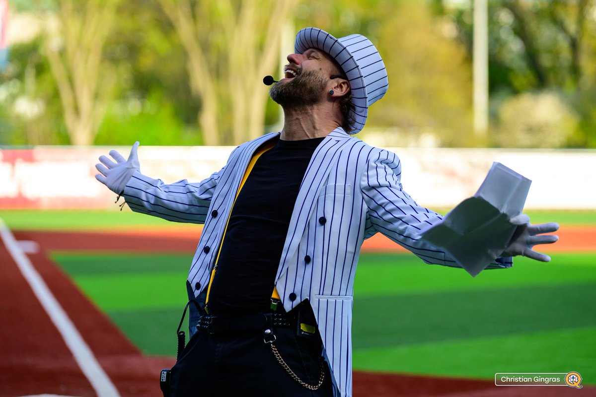 Merci Valin pour la conception de mon veston sur mesure que j’utilise lors de la présentation des <a href="/CapitalesQuebec/">Capitales de Québec</a> 💙