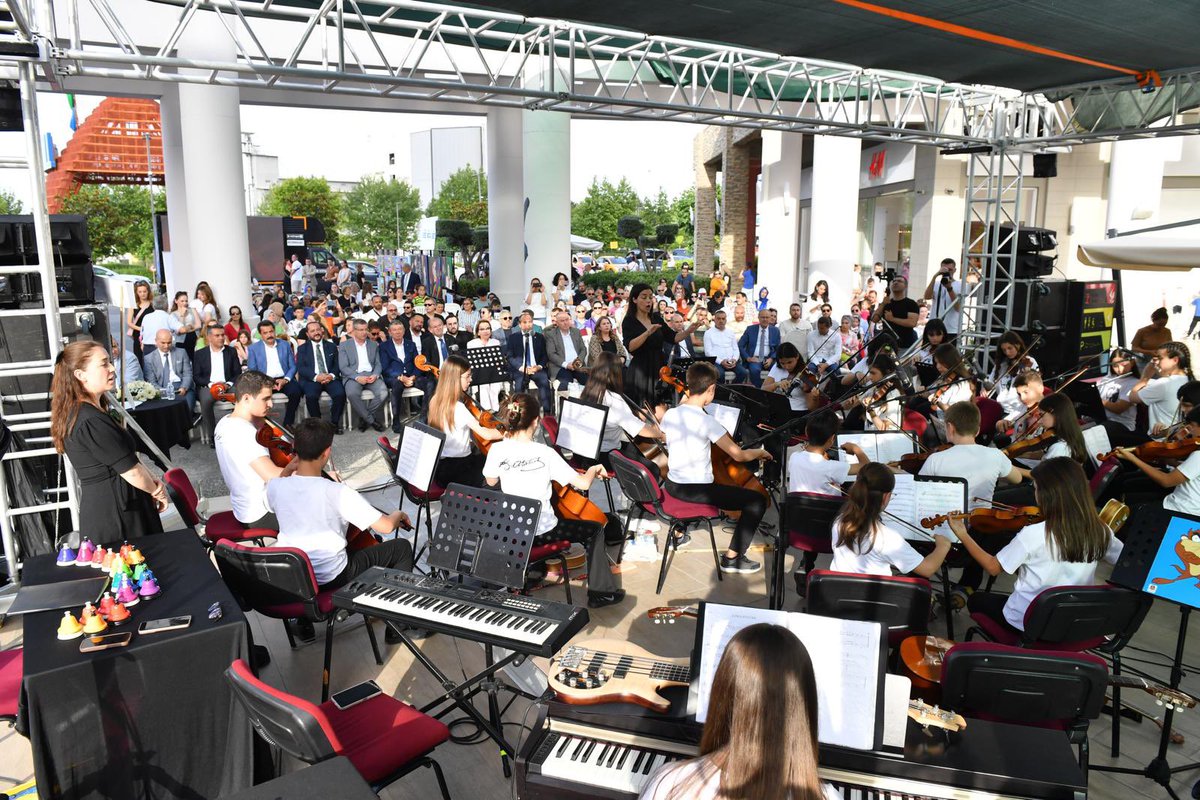 Nezihe-Derya Baltalı Bilim ve Sanat Merkezi tarafından düzenlenen “Müzik ve Resim Şenliği” programı; Valimiz Ömer Faruk Coşkun ve eşi Sevilay Coşkun, protokol üyeleri, hayırsever ailemiz, öğretmenlerimiz, öğrencilerimiz ile aileleri ve vatandaşlarımızın katılımıyla Aquamall