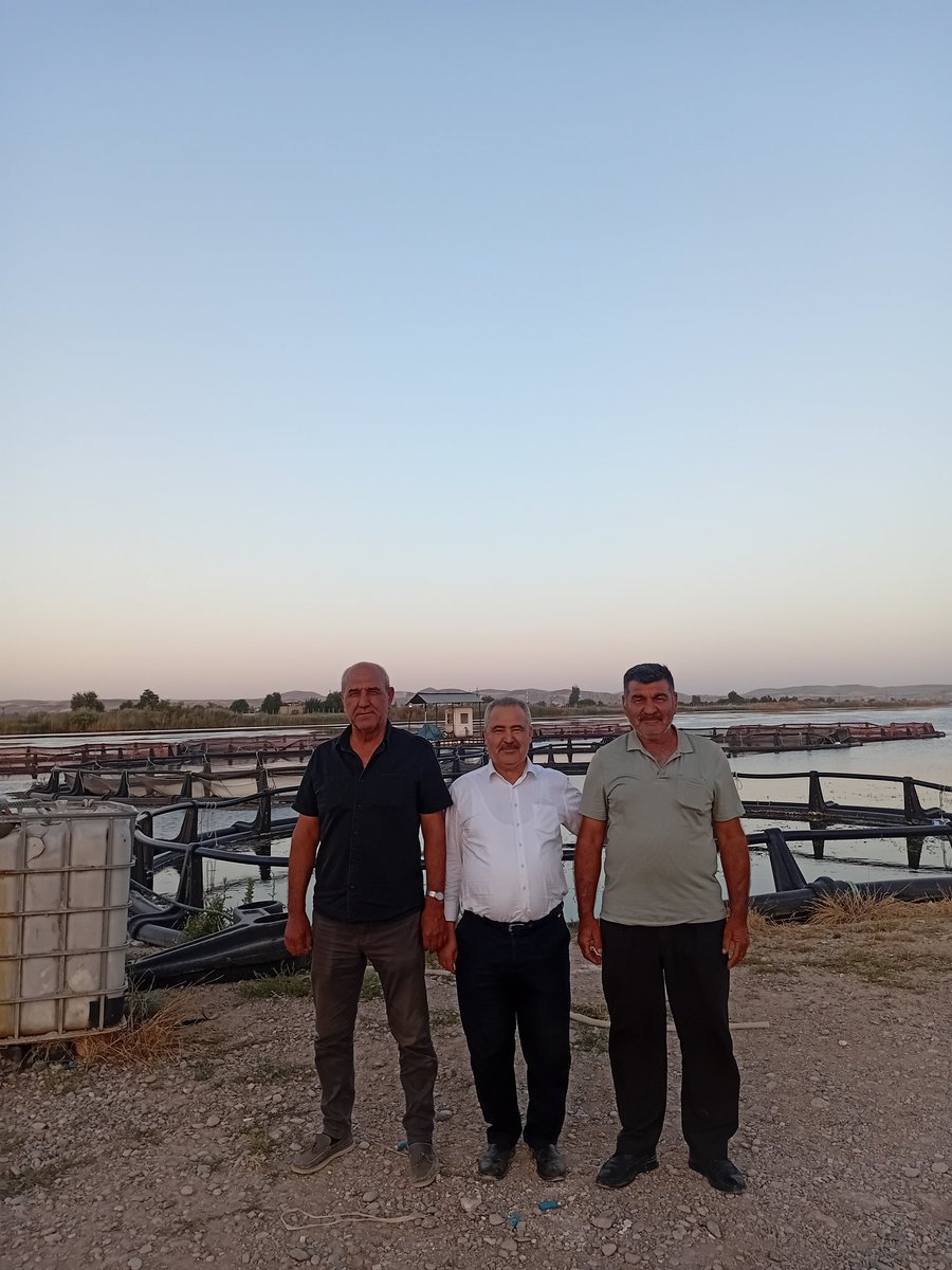 Bu gün hafta sonu Nizip Yukarı Bayındır köyünde akrabalarım ile birlikteyiz bu gün misafiri olduğumuz (Kara) Ahmet Bayındırlı ve eski Muhtarımız Cengiz Bayındırlı ile birlikteyiz.
#YukarıBayındırKöyü
#FıratNehri