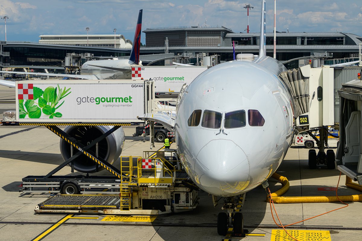 🇮🇹 Mamma mia! Today, American Airlines has launched its new nonstop  flight to Milan Malpensa from Philadelphia. On May 6, the airline also  inaugurated a new transatlantic service to Naples from Chicago, image size:1200x800