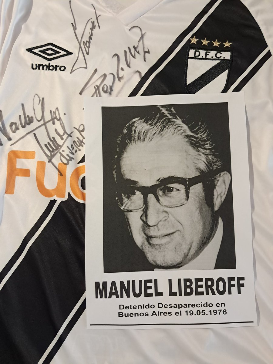 Mañana, en el María Mincheff, no vamos a estar todos.
Desde 1976 falta nuestro médico e hincha, Manuel Liberoff.
Es nuestro deber seguir pidiendo  justicia por él y por todos, y exigir que nos digan dónde están.
<a href="/DFCyResistencia/">Hinchas de Danubio en Resistencia</a> <a href="/DanubioFC/">Danubio Fútbol Club</a>