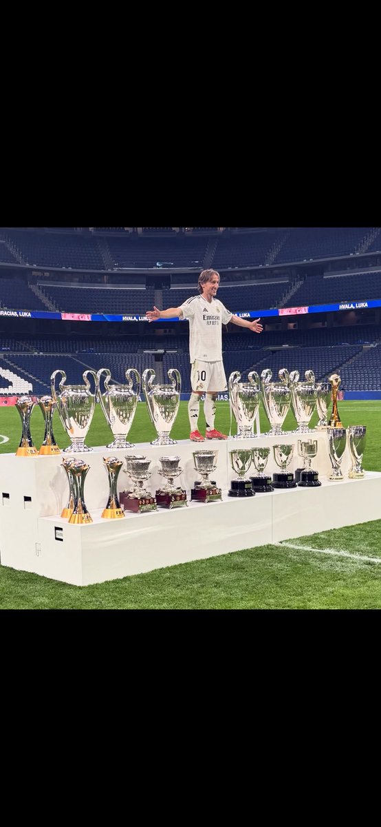 MohamedAou94982's tweet image. Sans compter les autres !!!! Chose qu’elle Barca n’a pas pu l’atteindre durant toute sa vie …#éviter la comparaison #