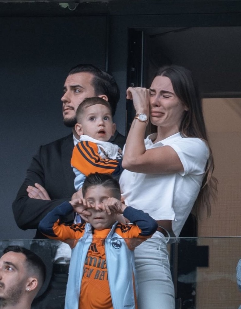 Fede Valverde’s wife was in tears watching Modric and Ancelotti leave. 💔