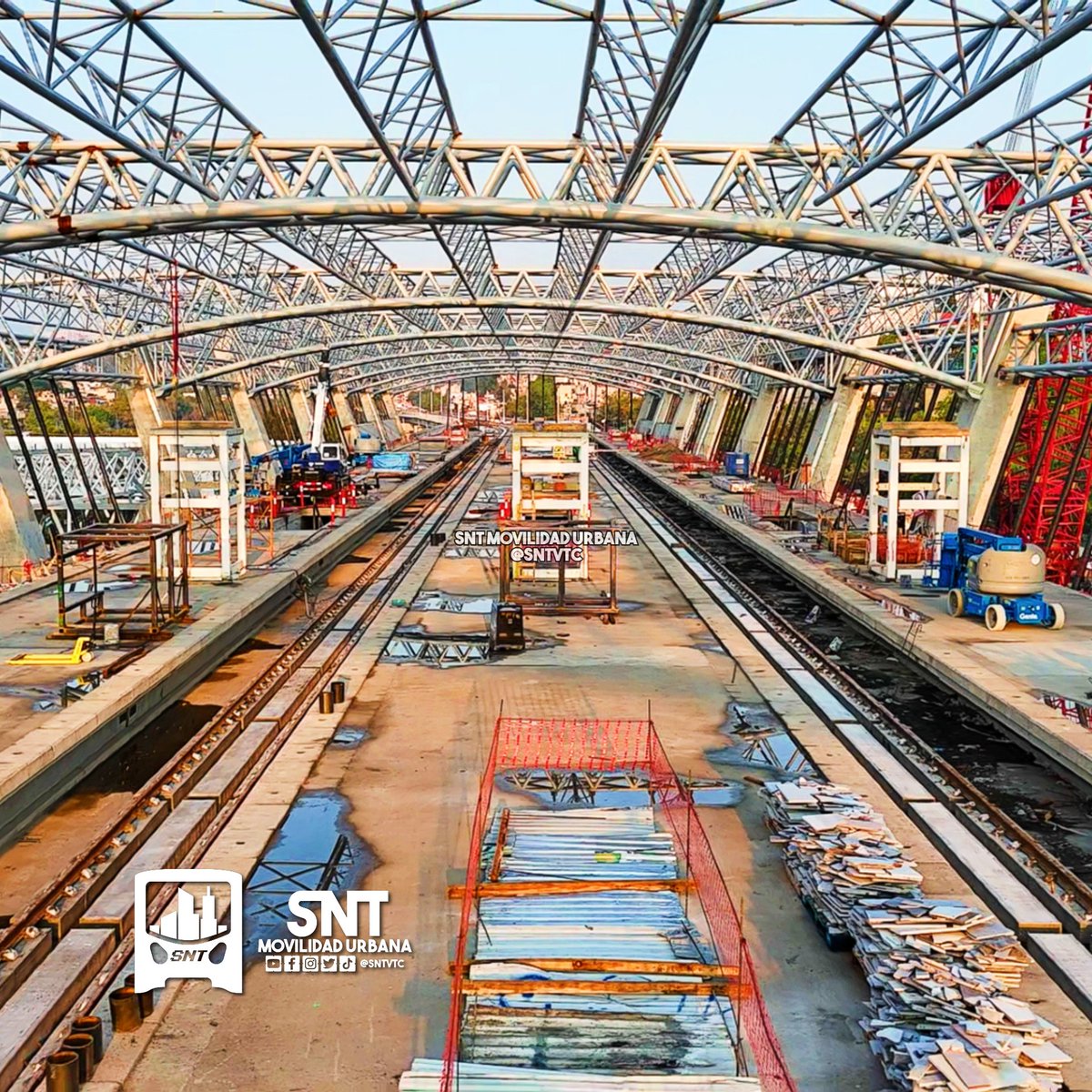 SntVTC's tweet photo. ¡Así avanzan las obras de la estación Observatorio del Tren Interurbano México-Toluca!

Es posible identificar avances a nivel de andén, la armadura metálica del complejo multimodal está en su mayoría instalada, igualmente hay cambios en las losas de vestíbulos y accesos. 

1/2 https://t.co/31CPHAJrpZ