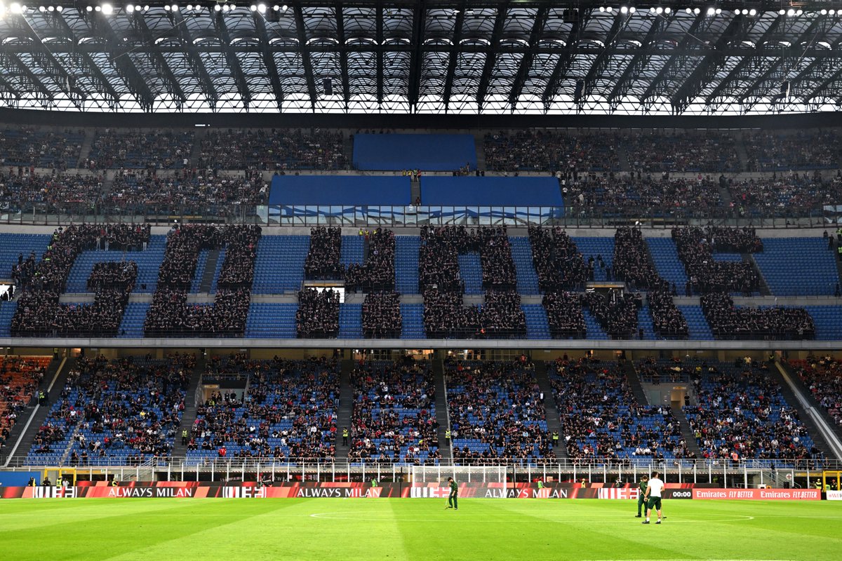 Guillaumemp's tweet photo. "GO HOME" : Les photos impressionnantes du tifo humain de la Curva Sud du Milan en guise de contestation contre le propriétaire actuel lors de #MilanMonza

(@GettySport) https://t.co/jplwrkfGAj