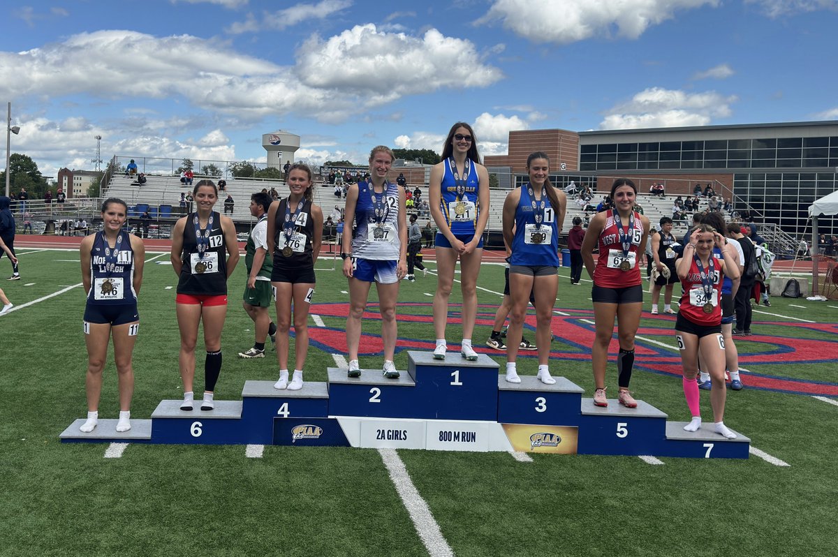 The great Karis McElhaney wins GOLD!!!!! <a href="/Kmcruns25/">KMc runs</a>