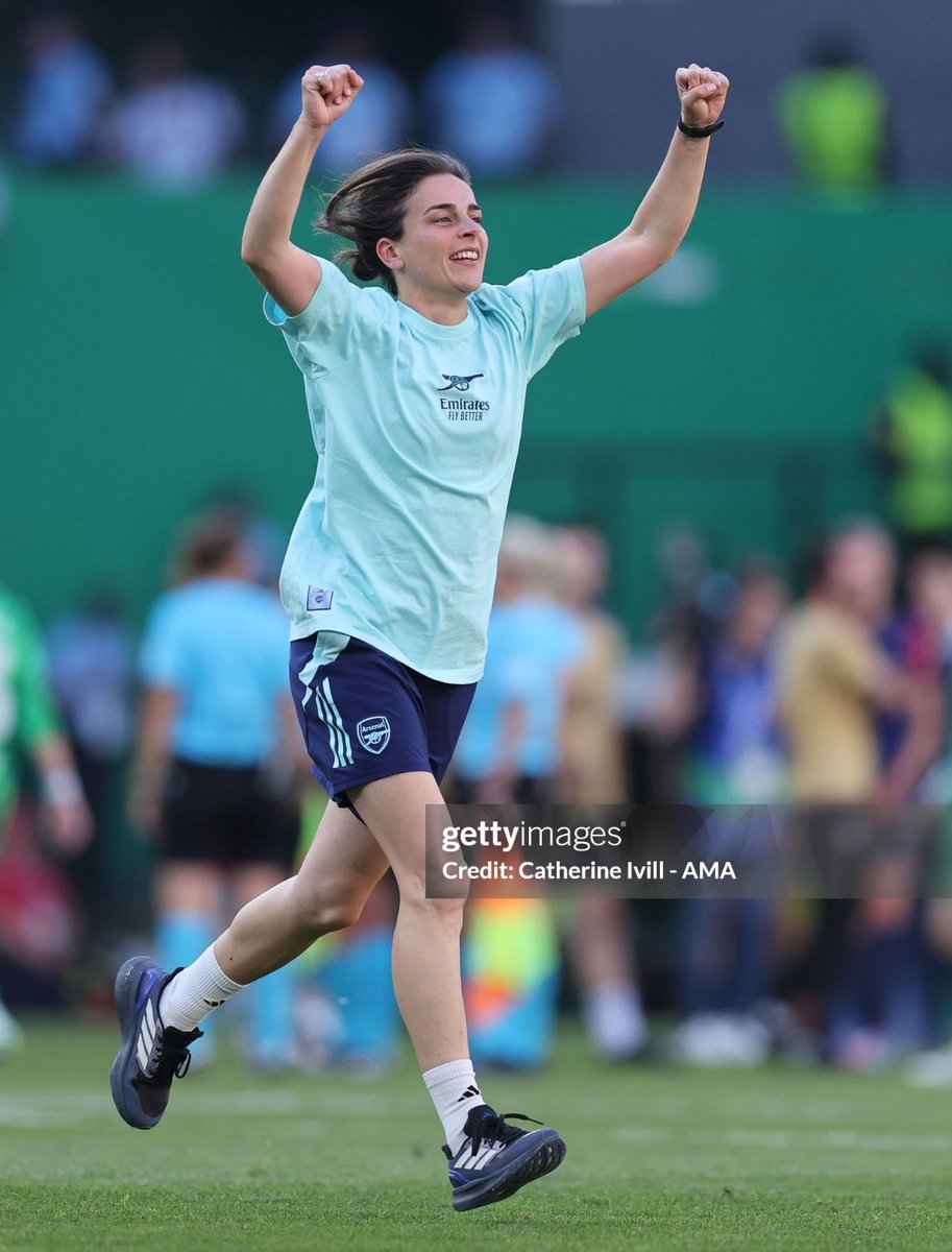 kafajisfox's tweet photo. my gaffer looks like she’s just won a race on sports day bro 😭 https://t.co/UzKuhYHfII