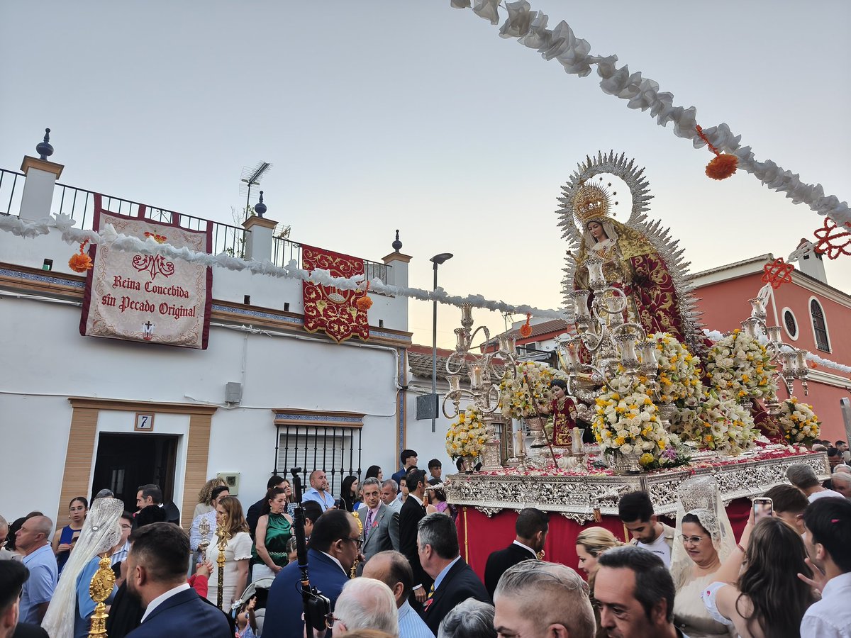 🔴 PROCESIÓN | 21:20 | Nuestra Señora de la Soledad Coronada se adentra en la calle que lleva su nombre, donde la esperan sus fieles.

#SoledadCoronadaHuévar