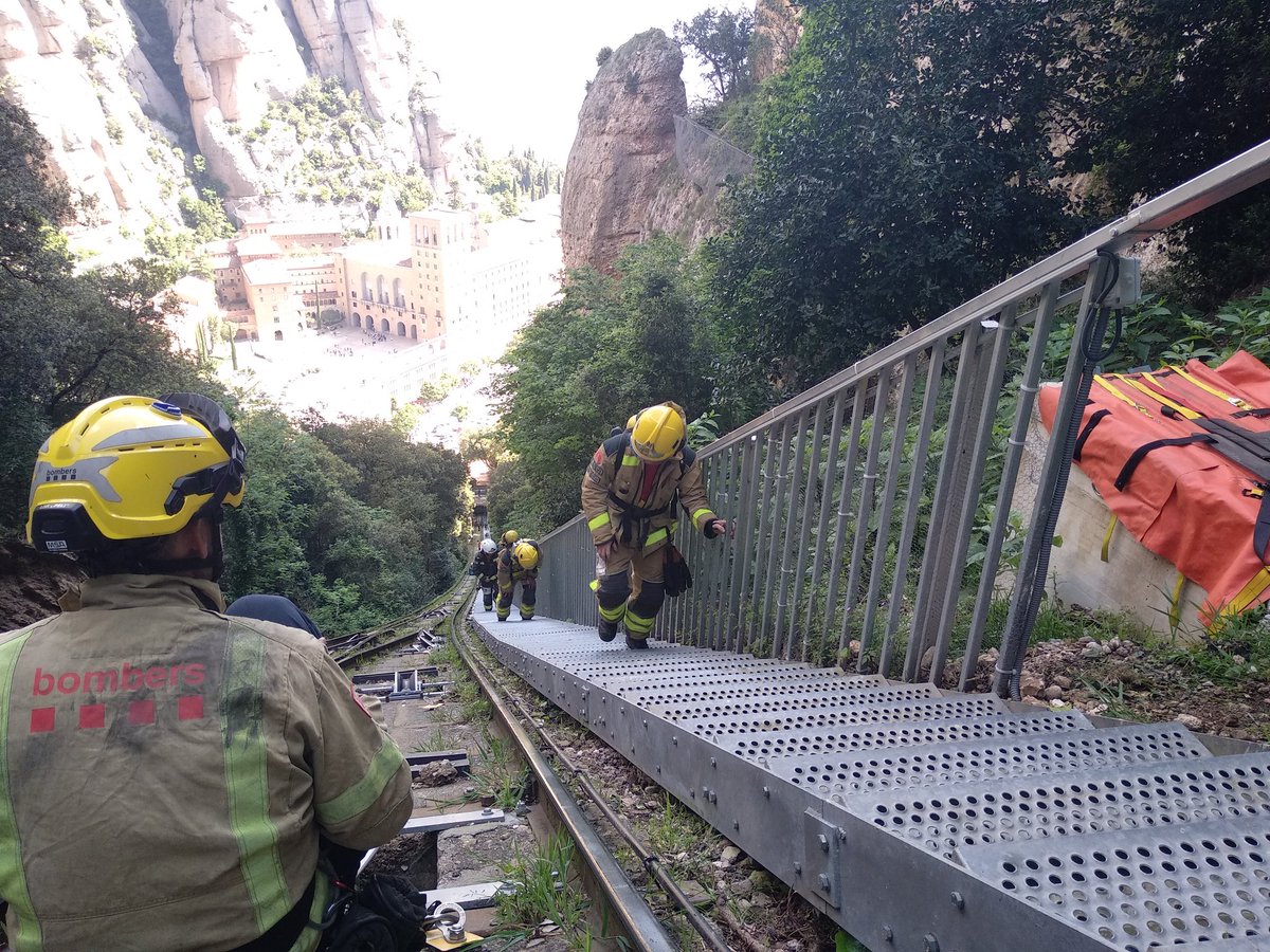 belebele's tweet photo. Matí fent de voluntari amb els @bomberscat a la cursa #VerticalMontserrat.
Quines vistes més espectaculars des de les vies del Funicular de Sant Joan! https://t.co/IzG8a28doB