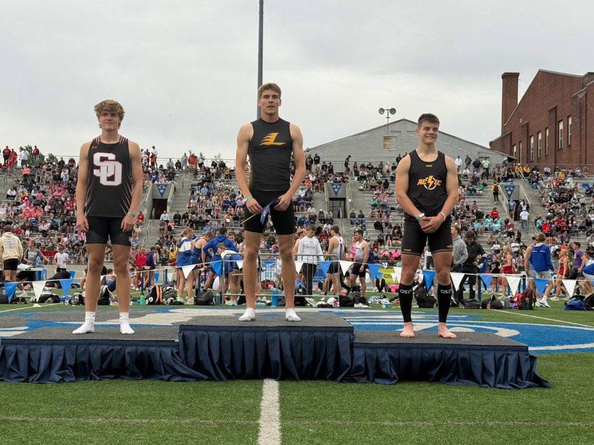 Tate5Marco's tweet image. Iowa High School State Meet
400m hurdles-3rd(54.47)
Distance medley-10th(3:37.02)