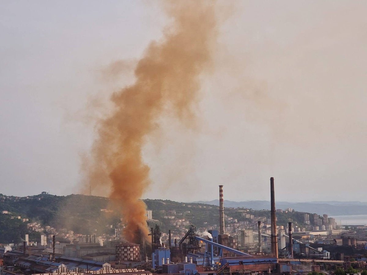 GEÇMİŞ OLSUN KDZ. EREĞLİ, GEÇMİŞ OLSUN DÜNYA DEVİ ERDEMİR.
Ereğli Demir ve Çelik Fabrikaları, Yüksek Fırında meydana gelen bir arızadan dolayı ilçe merkezi sarı köyü bir duman ile bezendi. Olağan dışı böyle bir arıza, ağır sanayi olan fabrikalarda bazen olabiliyor. Geçmiş olsun