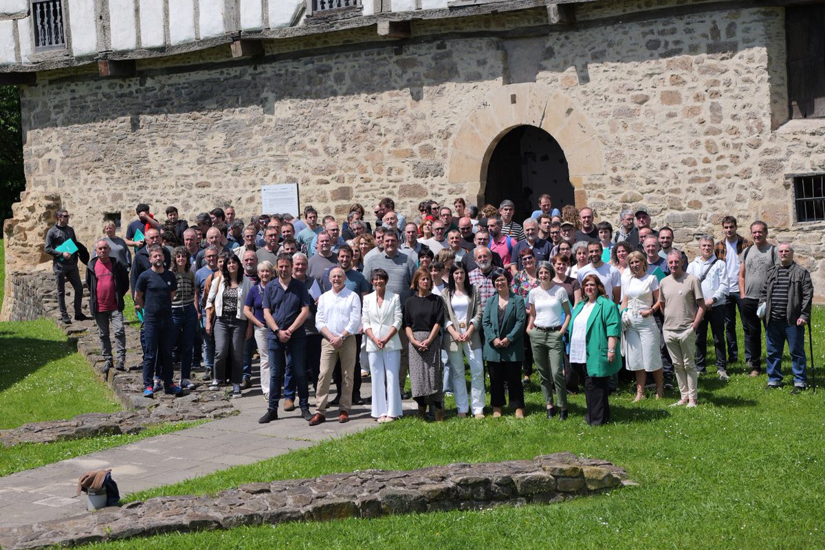 Ahaldundutako neska gazteak, freskura dakarten beteranoak, konspiratzeko eta malko gaziak zein irri gozoak partekatzeko jende zintzoa.

Jarrai dezagun amesten, tentsio handiko bezperak eta aje gozoko biharamunak kateatzen... <a href="/ehbildu/">EH Bildu</a>|k Gipuzkoa gobernatzeko.

#Zutunik
