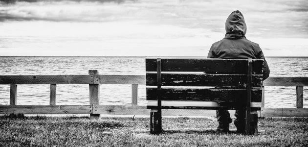 عارف وشايف لهفتك للضى ،
والوقت ينهش قلبك العيان ،
تِكسـر ليالى التوهة بالألوان .
وتنادى ع الفجر اللى قالك جى.
عَمَّـال  تِمثـل بـس إِنـك حَـى .

؛✍️