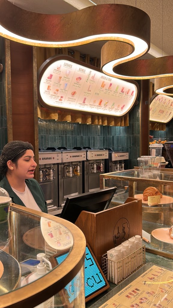 2lorm's tweet image. " مابه علم إلا سلامتك وعفاك
وأني فاقدك يا أبيض الوجه جدًا ".