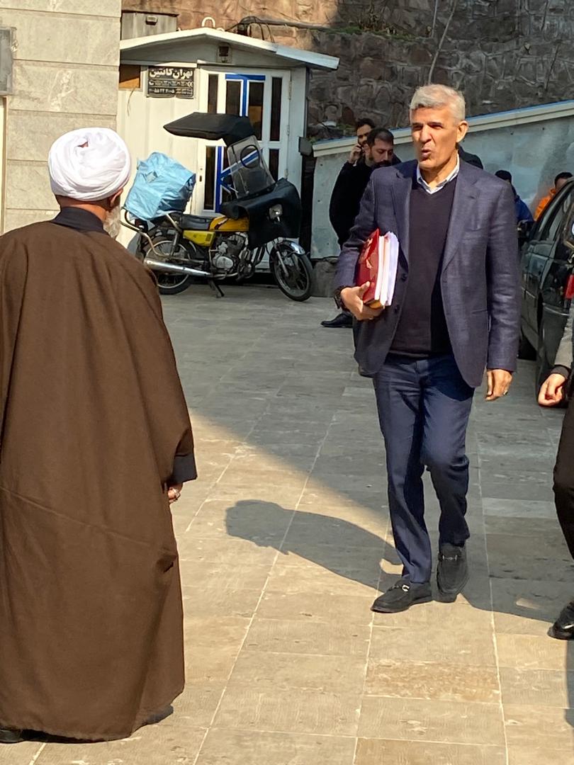 ظاهرا محسن سجادی نیا یا همان محمود سیف یار غار قالی باف و متهم ردیف اول هلدینگ یاس که به سی سال حبس محکوم شده بود، این روزها آزادانه در حال پیگیری امور اقتصادی خود است.
بد نیست دستگاه محترم قضا جهت جلوگیری از سوء استفاده یا اعمال نفوذ،  پیرامون وضعیت نامبرده اطلاع رسانی کند که وی