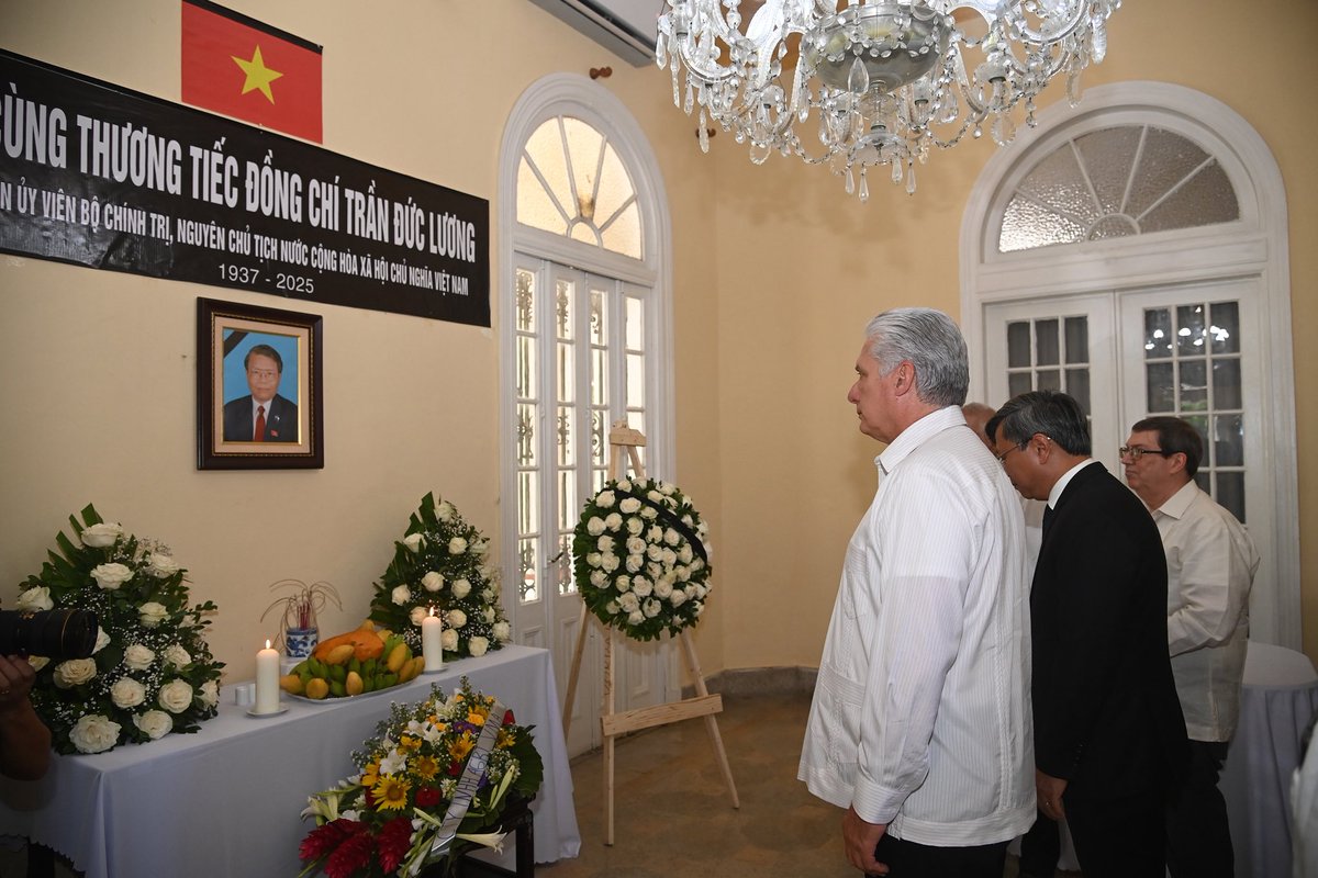 🇨🇺| El presidente <a href="/DiazCanelB/">Miguel Díaz-Canel Bermúdez</a> acudió en la tarde de este sábado a la embajada de la República Socialista de #Vietnam para firmar el Libro de Condolencias por el fallecimiento del compañero Tran Duc Luong.

🧶