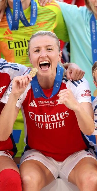 De ser la niña que salía con las jugadoras a ser figura del equipo de sus amores en una final de Champions League. Simplemente Leah Williamson.

How it started / How it's going ❤️🤍 #UWCL