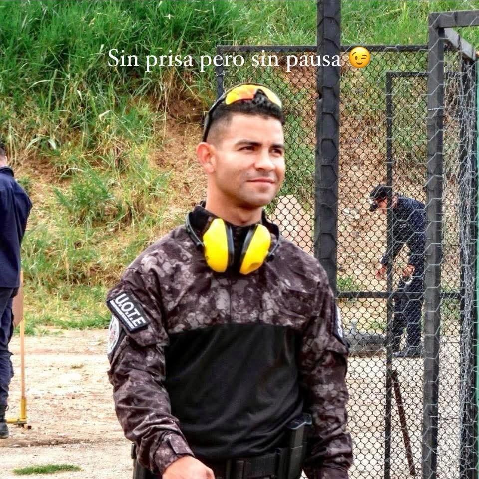 #ATENCION 🚨
Este es uno de los agentes que detuvo a Juan Pablo Guanipa, burlándose de él en todo momento, prevaliéndose de la valentía que da la multitud de cobardes armados, lo insultó y se mofaba de su color de piel. Su nombre es Frey García. Vamos a ver hasta donde le dura la