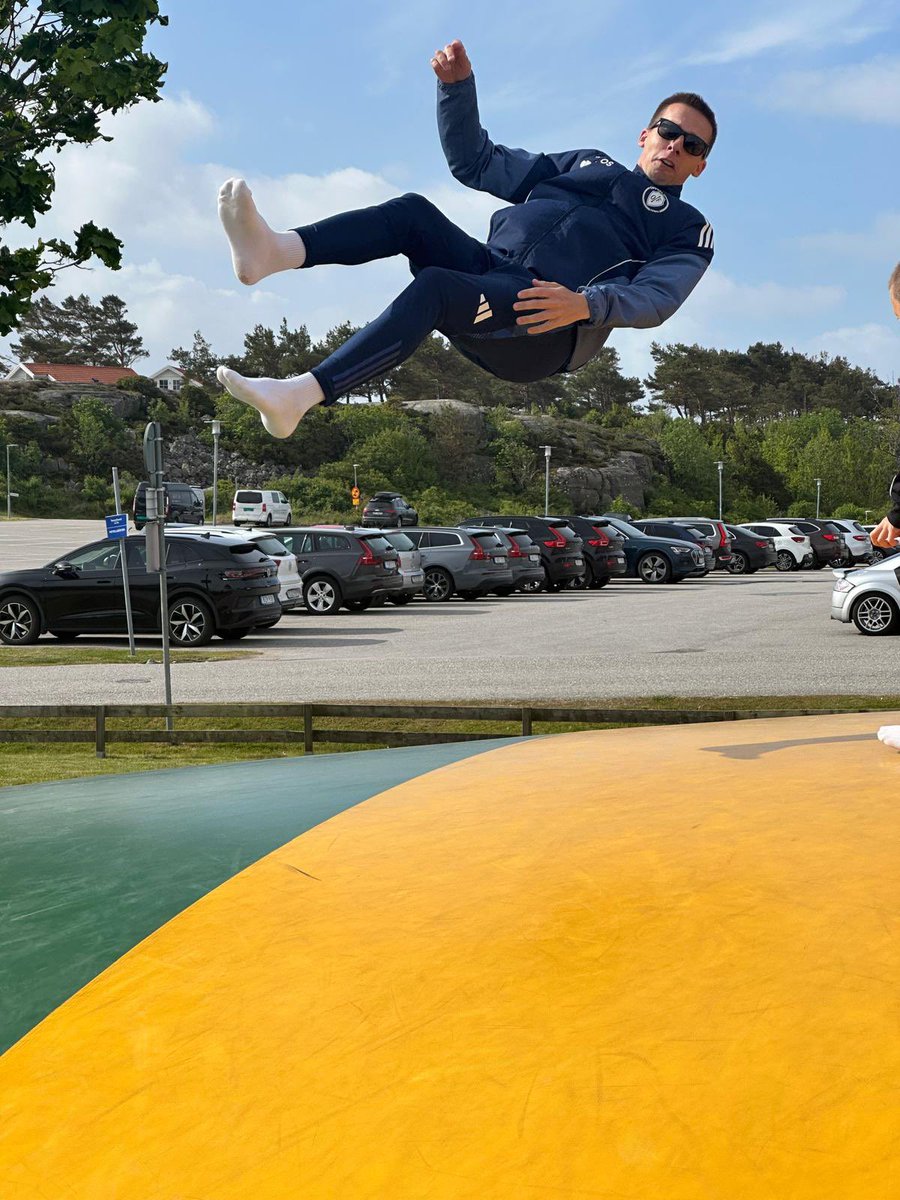 JGrydeland's tweet image. Flyr høyt om dagen. Oppsal vant fotballkamp i dag, det er lyst om kvelden og jeg har kjøpt vest til 299,- på Sportshopen i dag. 

Forresten løper jeg Oslo-Tønsberg 13-14.juni. For verdens beste sak. Støtt den, ingen angrer💙

spleis.no/433301