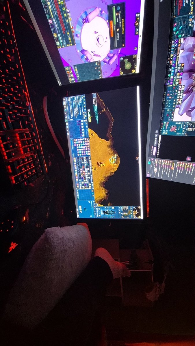 This is how I have to be gaming for the next 2 weeks. It's comfy but man it's not easy 😂