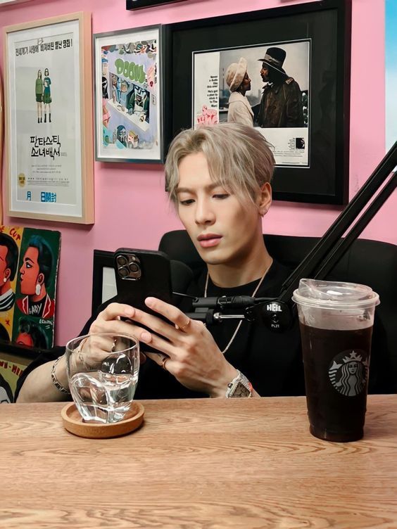 handedlyy's tweet image. 𝙙𝙫𝙡𝙤𝙖𝙣_𝟭𝟵𝟵𝟯 posted 

             ↳  Not bicolored anymore 

♡ 200        🗨️...                ➤......