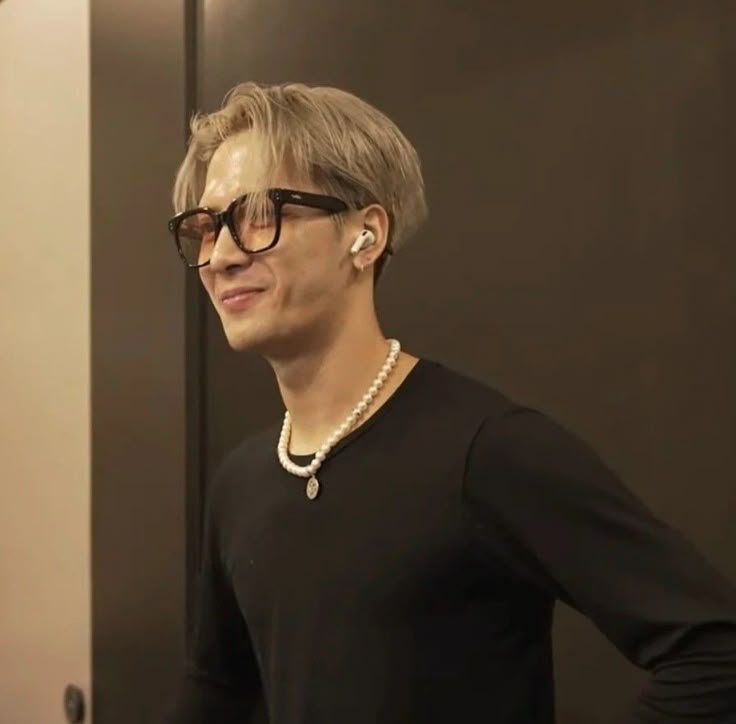 handedlyy's tweet image. 𝙙𝙫𝙡𝙤𝙖𝙣_𝟭𝟵𝟵𝟯 posted 

             ↳  Not bicolored anymore 

♡ 200        🗨️...                ➤......