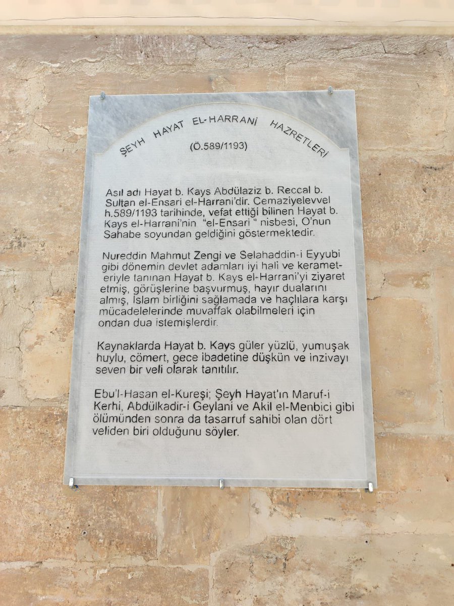 İlçemizin manevi büyüklerinden ve tarihi vesikalarda Selahaddin Eyyubi’nin hocalarından olduğunu öğrendiğimiz Hayati Harrani (Hayat bin Kays El Harrani) hazretlerinin türbesinin eskiyen kitabesini Afyonkarahisar mermeriyle yenileyerek yerine astık. 

İsteğimizi kırmayarak