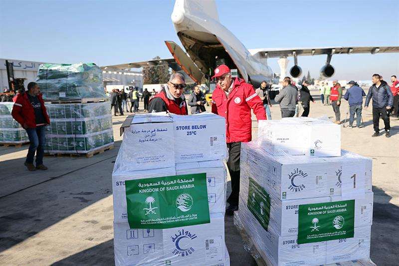 🇸🇦 🇸🇾 #Analyse | Le rôle central de l'Arabie Saoudite dans les aides humanitaires en Syrie. 👇

L'Arabie saoudite a envoyé des aides humanitaires en Syrie, dont 14 nouvelles ambulances (200 selon des sources non confirmées). Le pays des deux lieux saints joue un rôle de premier