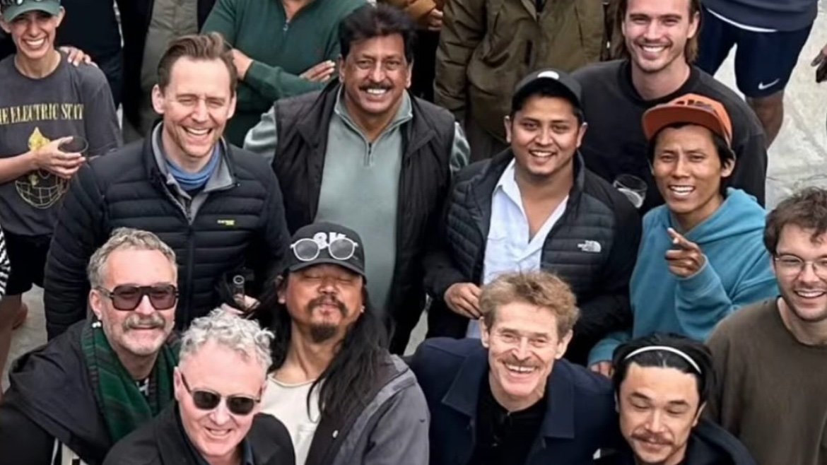 chile_tom's tweet photo. Mas de Tom en Nepal
Créditos por la foto a quien corresponda 
#queremosatomhiddlestonenchile #tomhiddleston #tomhiddlestonchile #hiddleschile #tenzing #nepal #willemdafoe https://t.co/0WfXzz6N0b