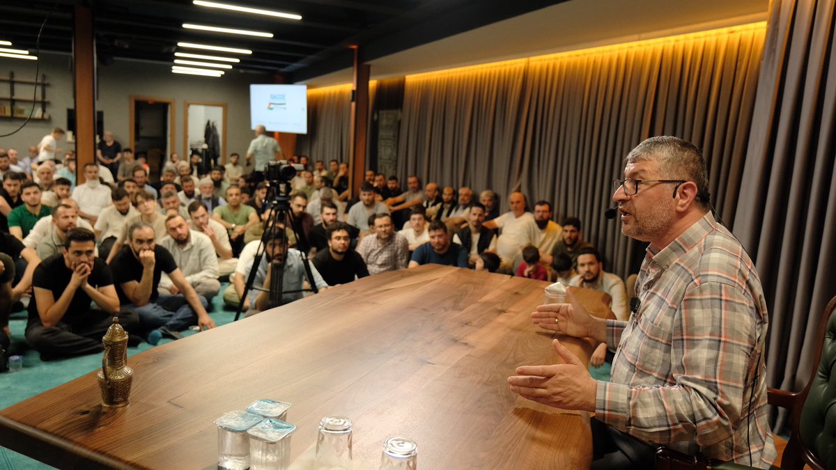 Bursa Gazze Dayanışma Platformu ve Biriz Vakfı Bursa ev sahipliğinde, kıymetli hocamız Muhammed Emin Yıldırım’ı misafir ettik.
Gazze’nin yarası, ümmetin vicdanı, gençliğin istikameti üzerine yaptığı derinlikli sohbetle kalplerimize dokundu.

#bursabiriz
#birizvakfı