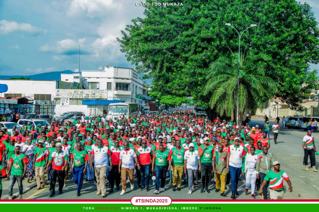 ErnestBara75262's tweet photo. #CNDD_FDD #MUKAZA 
K'Uwu wa gatandatu Igenerekerezo rya 24/05/025
Imyiyamamazo muri Komine #Mukaza yabandanirije muri Zone MUKAZA muntumbero yo gusigurira Abenegihugu Imigabo n'Imigambi y'Umugambwe #CNDD_FDD 
No kuzotora neza 98% mumatora yimirije 
#RTNBURUNDI  #IntumwaNews https://t.co/ECew3OIxiV