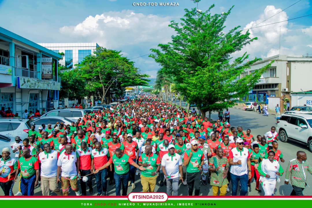 ErnestBara75262's tweet photo. #CNDD_FDD #MUKAZA 
K'Uwu wa gatandatu Igenerekerezo rya 24/05/025
Imyiyamamazo muri Komine #Mukaza yabandanirije muri Zone MUKAZA muntumbero yo gusigurira Abenegihugu Imigabo n'Imigambi y'Umugambwe #CNDD_FDD 
No kuzotora neza 98% mumatora yimirije 
#RTNBURUNDI  #IntumwaNews https://t.co/ECew3OIxiV
