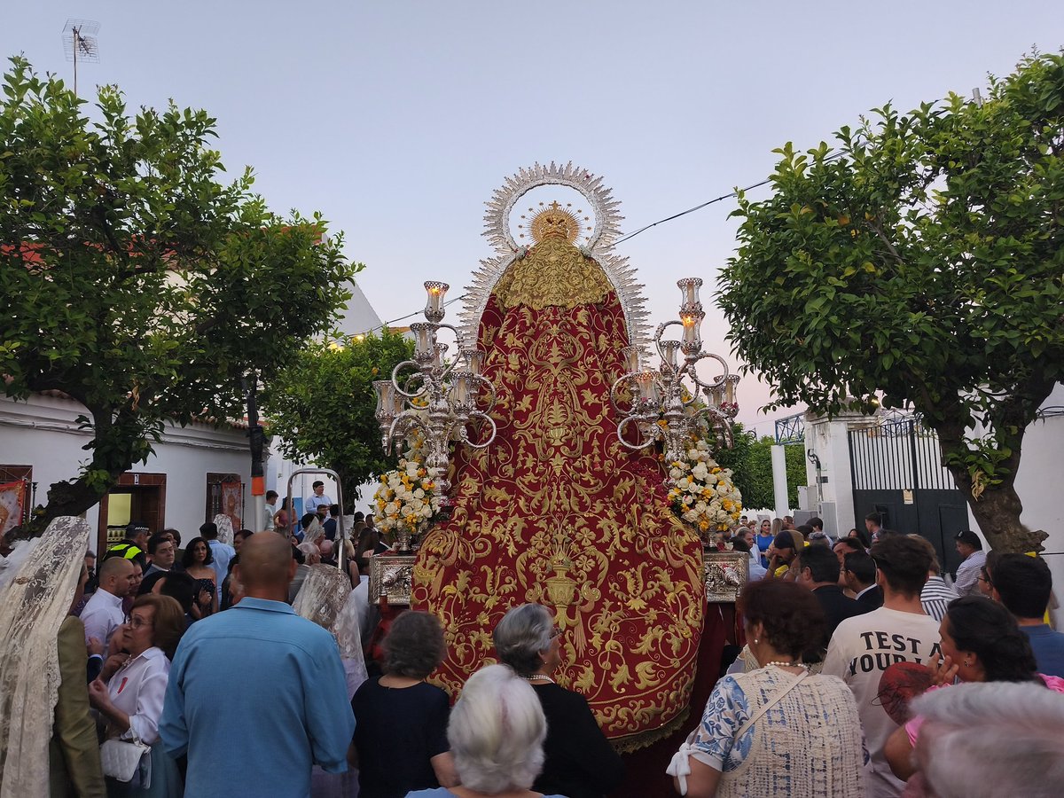 🔴 PROCESIÓN | 21:40 | Cae la noche mientras Nuestra Señora de la Soledad Coronada avanza por Virgen de la Asunción.

#SoledadCoronadaHuévar