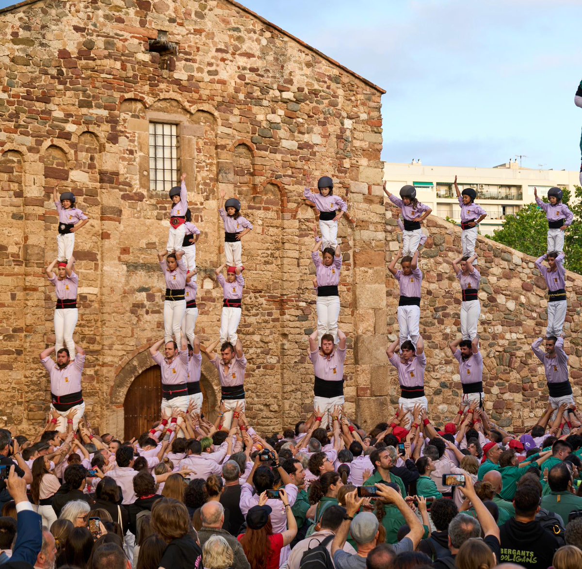 A més a més abans de començar hem descarregat el pilar de 4 caminat de la Creu Gran a la Seu d'Ègara i al final el pilar de 6 i 10 pilars de 4 per tancar l'actuació.

Moltes gràcies <a href="/saballuts/">Saballuts</a> i <a href="/gausacs/">Castellers de Sant Cugat</a> per l’ajuda a plaça i per ser-hi.💪🏽💜

#castells #SomLaColla #Terrassa