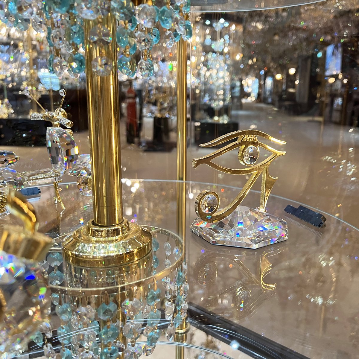 ここは Asfour Crystal というエジプトの有名なガラスメーカーのショールーム。部屋に飾られた溢れんばかりのガラスが光を反射し合って、ゴージャスな光を放つホルスの目。
ピラミッド型のクリスタルがお目当てで来たのだが、、