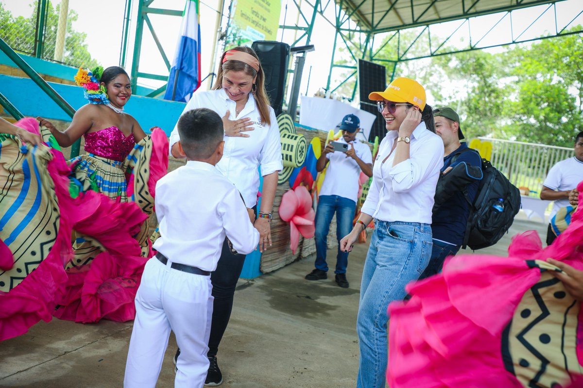MinEnergiaCo's tweet photo. ¡Con #LaEnergíaDeNuestraGente llegamos a Tierralta, Córdoba, para marcar un hito en la #TransiciónEnergéticaJusta! 

Inauguramos junto al @FondoFenoge el primer #TerritorioEnergético en esta zona del país, con una granja solar fotovoltaica que beneficiará a 500 familias de estratos 1 y 2, reduciendo sus facturas de energía. 

Este proyecto hace parte de #ColombiaSolar, una apuesta por llevar energía limpia, confiable y asequible a comunidades históricamente excluidas de la región Caribe.