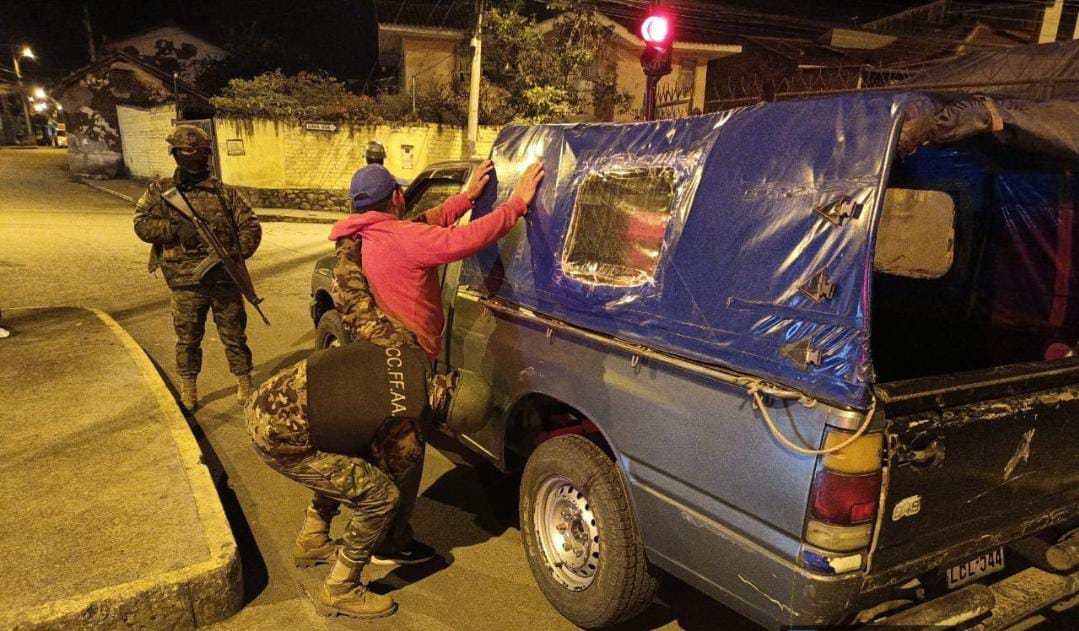 #ATENCIÓN || Efectivos del <a href="/EjercitoECU/">Ejército Ecuatoriano</a> realizan constantes operaciones militares CAMEX así como de seguridad en el cantón #Cuenca, sector Feria Libre El Arenal, a fin de evitar actividades al margen de la ley y garantizar de esta manera la seguridad de los ciudadanos.