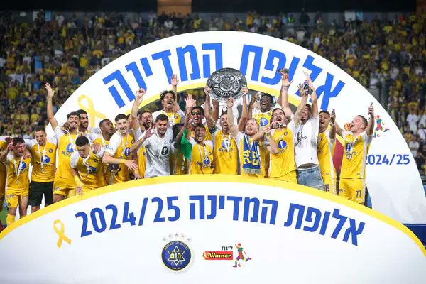 ישששששש!!!
מכבי מנצחת 0:5 (שיא הניצחון הגבוה ביותר במשחק אליפות) וזוכה באליפות ה-26 בהיסטוריה (שיא ישראל), אחת מהאליפויות הדרמטיות שלנו אי פעם.
יאללה מכבי!!!

מכבי מכבי
וואלק שיגעת אותי
בכל שנה חוזר
אל הכיכר שלי

צילום: עמי שומן, ישראל היום