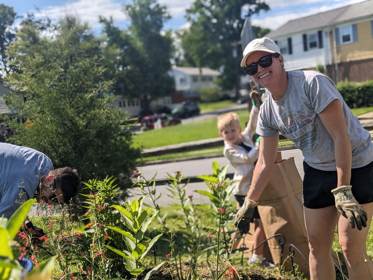 #Bucknellstrong <a href="/BucknellElem/">Bucknell Elementary</a> A big thanks to everyone who came out to help with the Bucknell Garden Spruce up!  Jack, Lindsey, Betty &amp; Sidney Lyons; Lisa &amp; Maxwell Dunlap; Gio, Rafi, Lauren &amp; Neil Sullivan and Lexi Keough.  You folks were awesome and we got so much done!