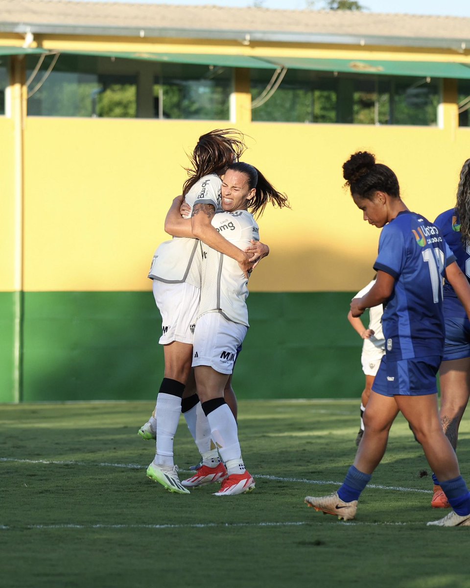 O abraço que marcou a comemoração de mais um golaço na partida! 🫶🐓
