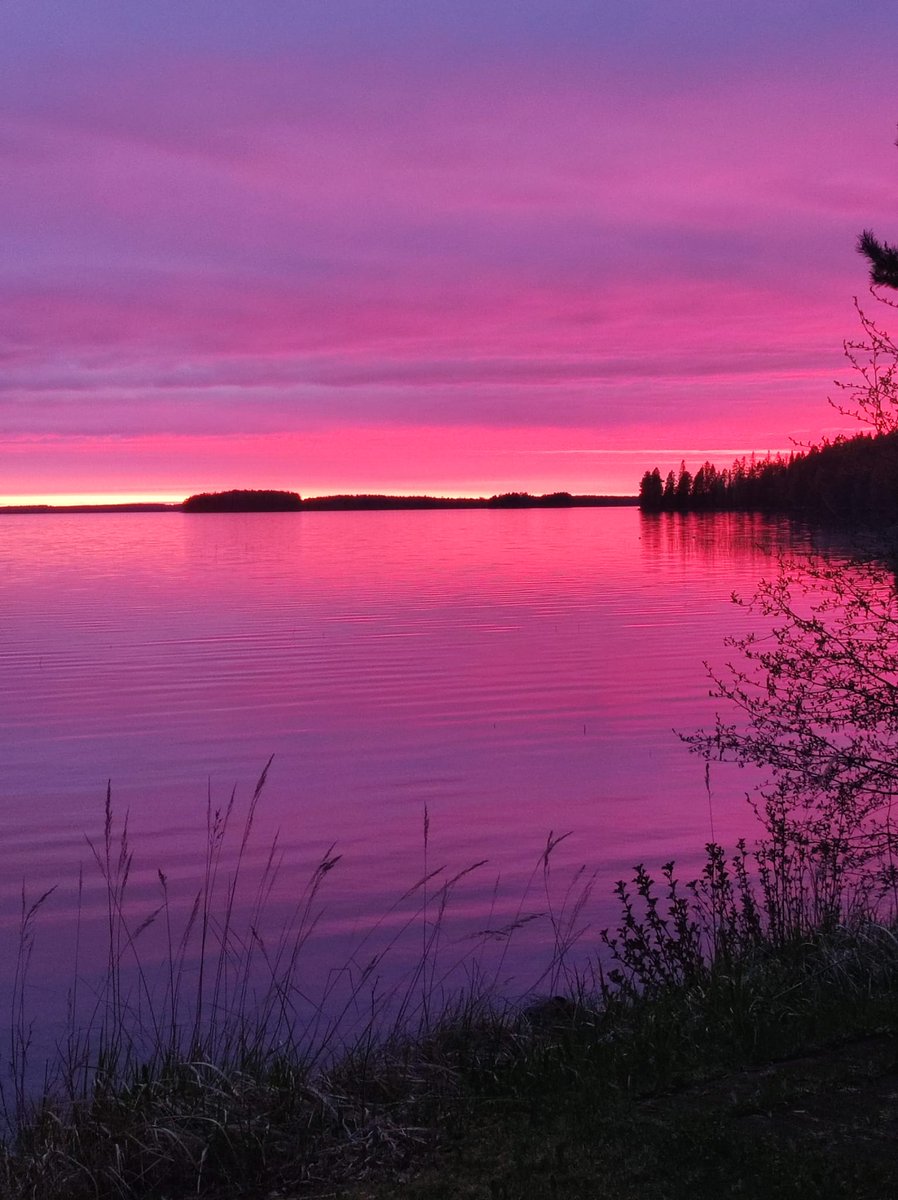 Kummallisia värejä #Virmas tuolla #Karttula ja #Tervo suunnassa. En ole kuvannut enää auringonlaskuja, mutta se on perheessä harrastus. Olihan tämä väri, joka kännykkään toistui hyvin, hieno.
