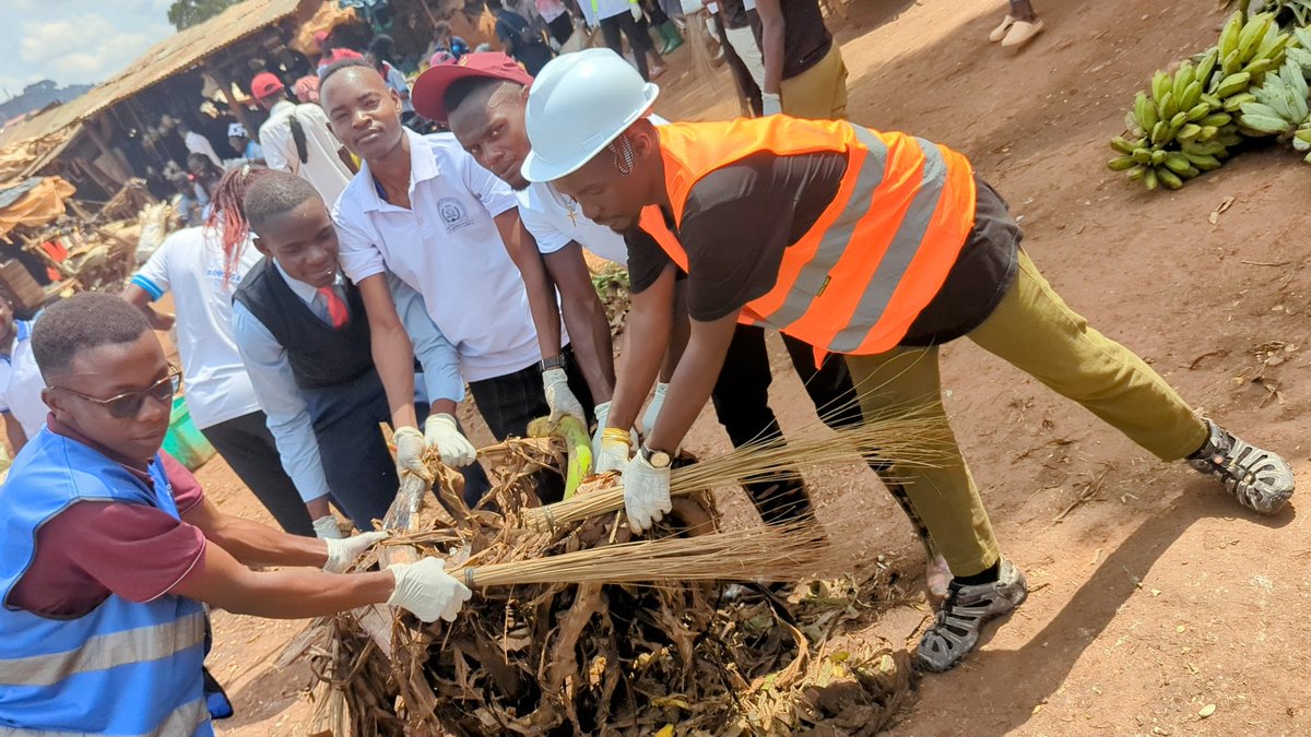TBulumba's tweet photo. Earlier today, we @nkobazambogomak engaged in a community clean-up at Bwaise Grower's Market 
#LetsBuildBackBetter
BUILD BACK BETTER 
#BulumbaBuildsBridges

#SustainableDevelopment https://t.co/X3R2cBJwkz