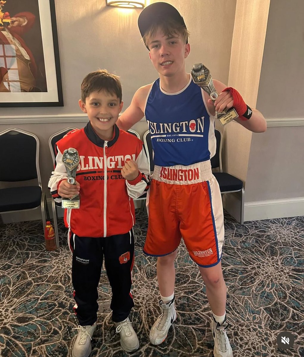 Last night, IBC had 3 boxers compete on the West Ham Boys’ ABC dinner show held @ Prince Regent Hotel, Chigwell.

First up was Simon O’Donnell who had his 4th skills bout and boxed well banking more experience before he has his first proper bout.

Next up was Roni Islam who won