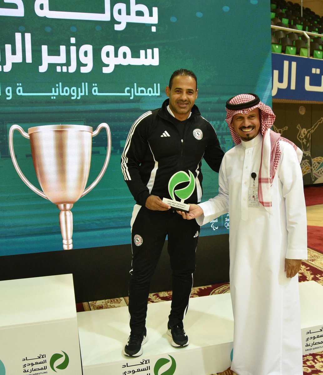 EttifaqSa's tweet photo. خـلال التتـويج الأخير لبطـولة كأس سمو وزير الرياضة، 3️⃣ دروع يتـّوج بها #الاتفاق🤩

فوز سيدات الاتفاق بأفضل نادي نسـائي 🏆

تتويج المدربة فايزه البيجاوي كأفضـل مدربة خلال موسم 2024/2025🏆

تتويج رجال الاتفاق بالمركز الثالث على الترتيب العام🏆

#ألعاب_الاتفاق_المختلفة💚❤️ https://t.co/V8LYe45GVP